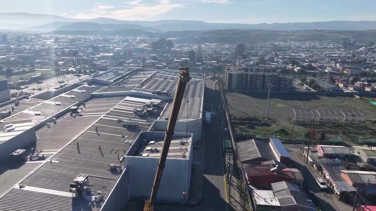 Izaje con grúa sobre techo industrial