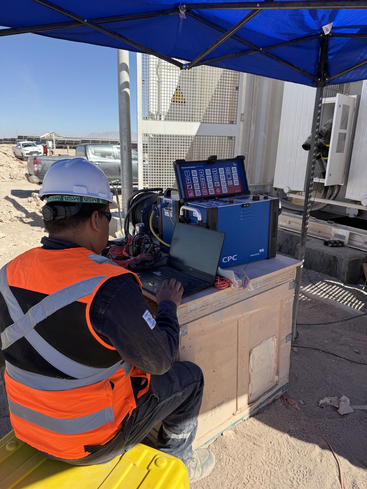 Técnico de FJE Ingeniería realizando pruebas eléctricas en terreno